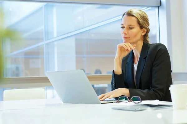 Empresária Escritório Moderno Trabalhando Computador Portátil — Fotografia de Stock