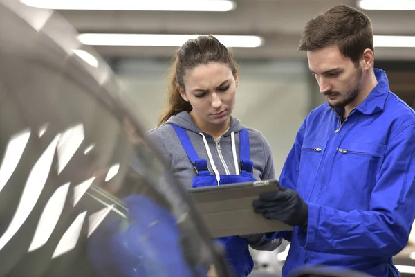 Apprendista Nell Industria Automobilistica Con Tablet Digitale — Foto Stock