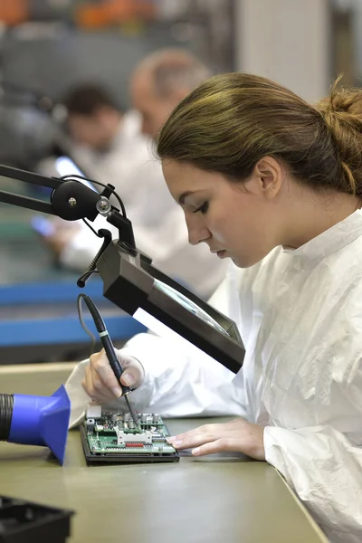 Молодая Ученица Работающая Лаборатории Микроэлектроники — стоковое фото