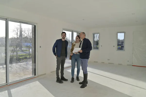 Visite Jeune Couple Dans Une Maison Construction — Photo