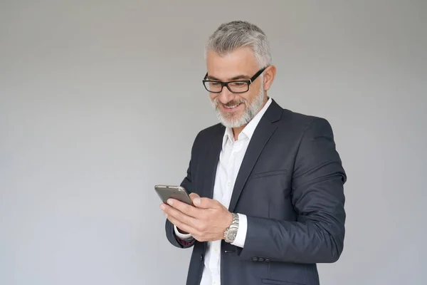 Empresario Usando Smartphone Aislado — Foto de Stock