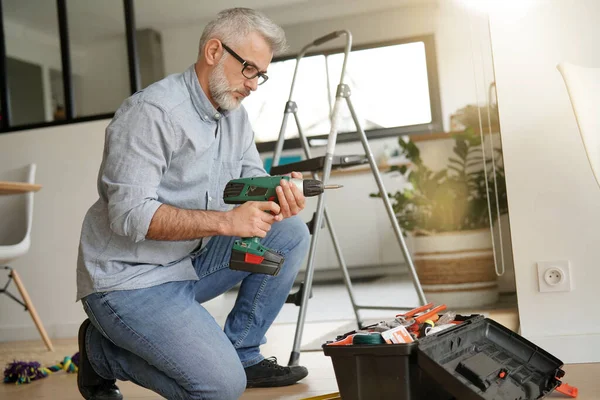 Άντρας Στο Σπίτι Χρησιμοποιώντας Ηλεκτρικό Τρυπάνι Κάνει Yourself Εργασία — Φωτογραφία Αρχείου