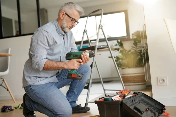 Uomo Casa Con Trapano Elettrico Fai Lavoro — Foto Stock