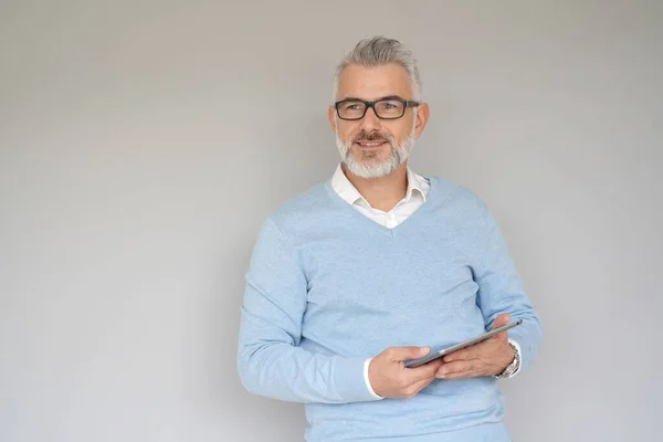 Mann Mittleren Alters Mit Tablette Isoliert Auf Grauem Hintergrund — Stockfoto