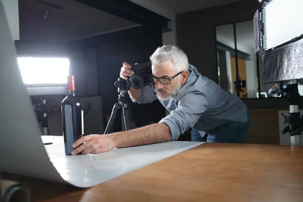 Photographer Taking Pictures Studio Pack Shot — Stock Photo, Image