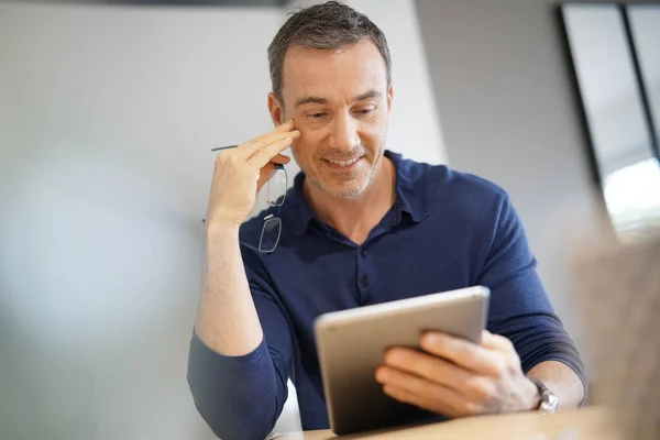 Retrato Del Hombre Mediana Edad Conectado Una Tableta Digital —  Fotos de Stock