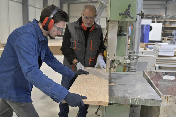 Carpenter Apprentice Working Workshop — Stock Photo, Image