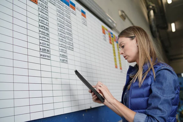 Διαχειριστής Logistics Χρησιμοποιώντας Tablet Προγραμματίσει Τις Ώρες Οδήγησης Των Εργαζομένων — Φωτογραφία Αρχείου