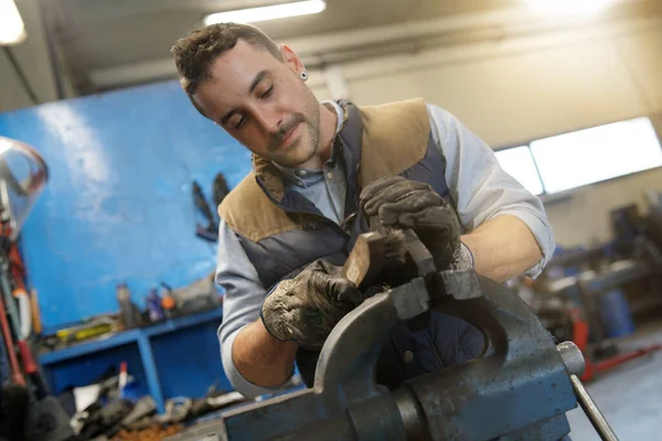 Mechanical Employee Working Workshop — Stock Photo, Image