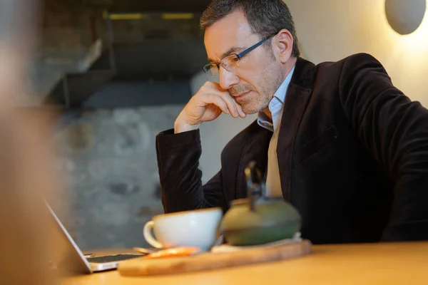 Uomo Affari Che Lavora Caffetteria Sul Computer Portatile — Foto Stock