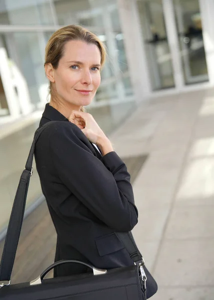 Executive Vrouw Gaat Naar Zakelijke Conventie Bij Wonen — Stockfoto