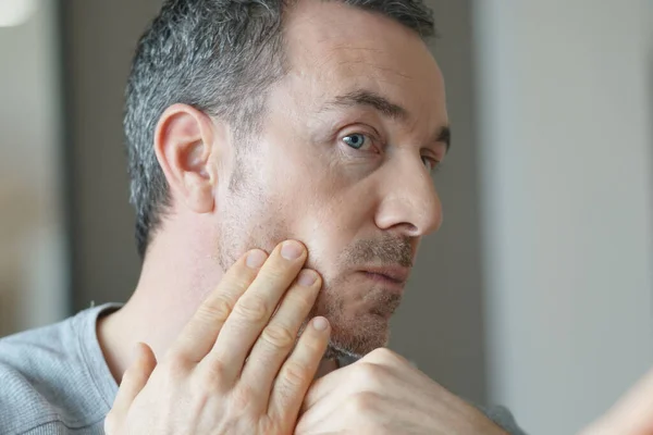 Retrato Del Hombre Frente Espejo Cuidado Piel — Foto de Stock