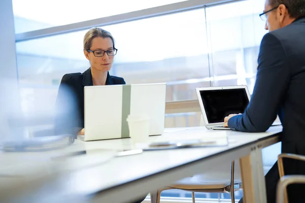 Persone Esecutive Che Lavorano Laptop Sala Riunioni — Foto Stock