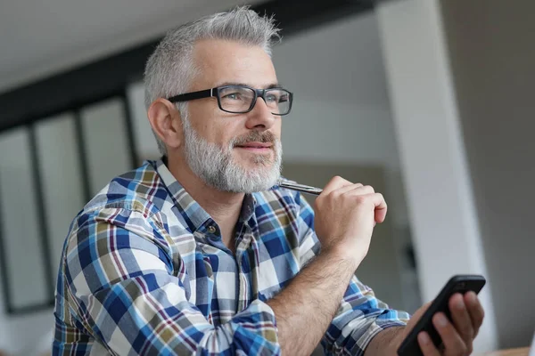 Homem Trabalhando Casa Com Laptop Smartphone — Fotografia de Stock