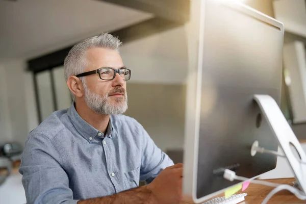 Homme Bureau Travaillant Sur Ordinateur Bureau — Photo