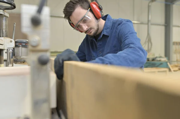 Aprendiz Trabajando Madera Taller Carpintería —  Fotos de Stock