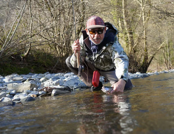 Prise Une Truite Arc Ciel Par Pêcheur Mouche Dans Rivière — Photo