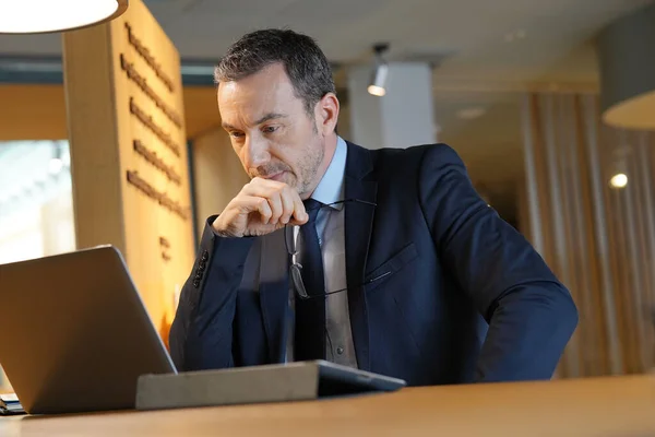Executive Man Werkt Hotel Lounge Met Laptop — Stockfoto