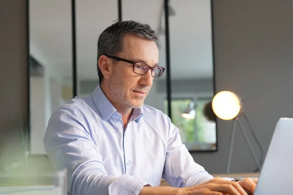 Betriebswirt Arbeitet Büro Laptop — Stockfoto