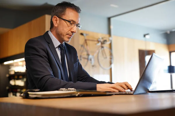 Executive Man Werkt Hotel Lounge Met Laptop — Stockfoto