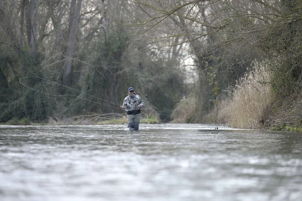 Fliegenfischer Winter Fluss — Stockfoto