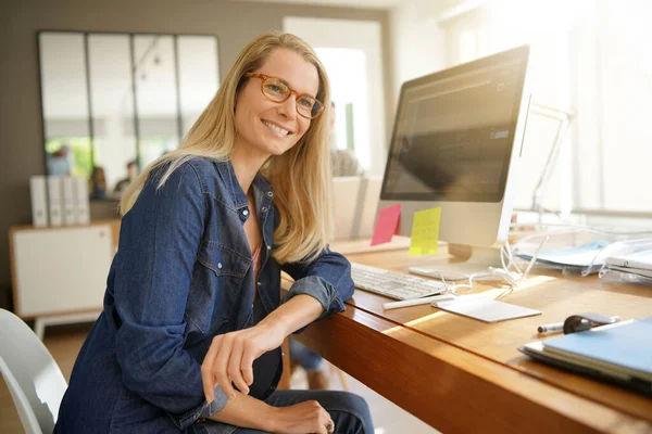 Porträt Einer Lächelnden Geschäftsfrau Die Working Büros Arbeitet — Stockfoto