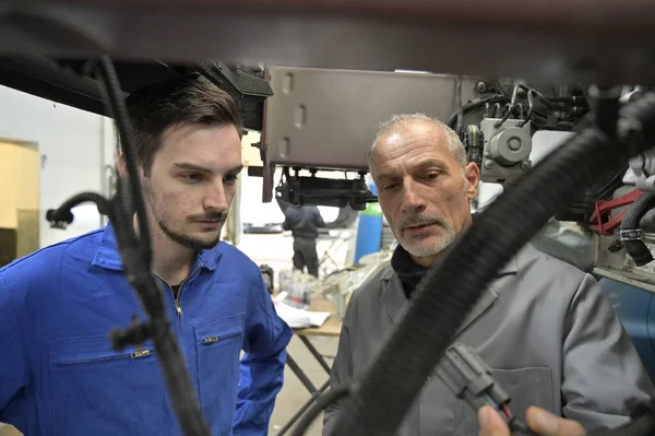 Apprendista Con Istruttore Che Lavora Sul Veicolo — Foto Stock