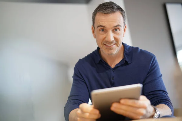 Portret Van Een Man Van Middelbare Leeftijd Die Aangesloten Een — Stockfoto