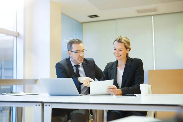 Reunión Gente Negocios Oficina Moderna — Foto de Stock