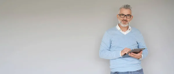 Hombre Mediana Edad Usando Tableta Aislado Sobre Fondo Gris Plantilla — Foto de Stock