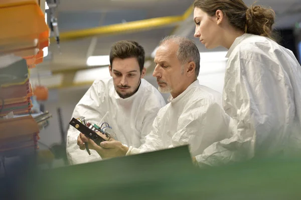 Ingénieur Avec Stagiaires Microélectronique — Photo