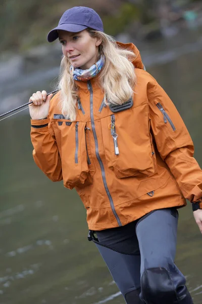 Donna Pesca Mosca Nel Fiume — Foto Stock