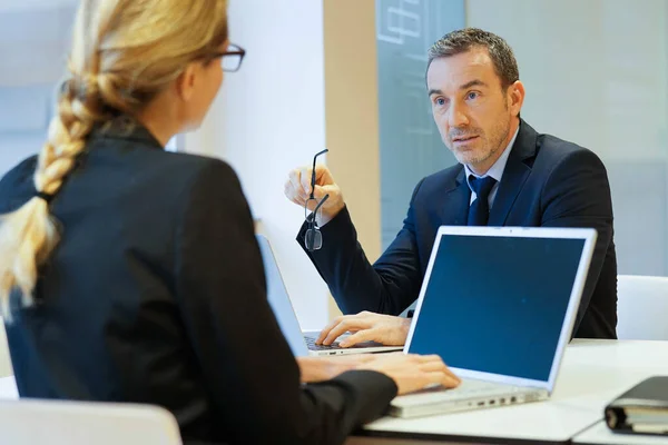 Executive Mensen Die Werken Laptop Vergaderzaal — Stockfoto