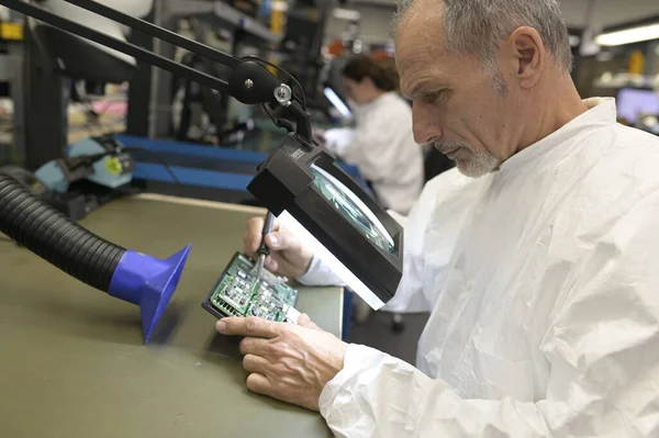 Ingegnere Che Lavora Laboratorio Sul Sistema Microeletronico — Foto Stock