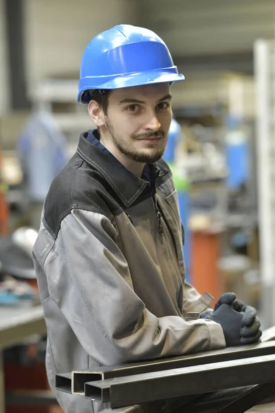 Ritratto Apprendista Acciaieria Con Casco Protettivo — Foto Stock