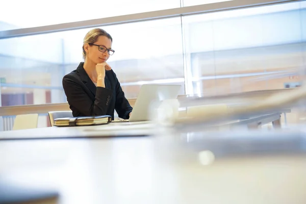 Femme Cadre Dans Bureau Moderne Travaillant Sur Ordinateur Portable — Photo