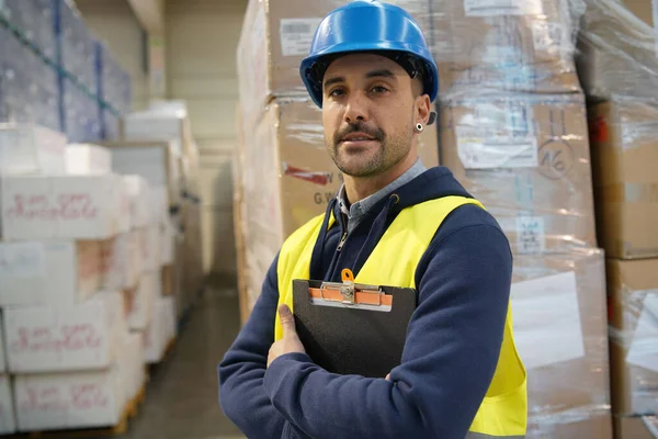 Magazijnhouder Die Inkomende Goederen Controleert — Stockfoto