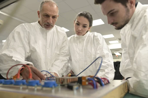 Ingenjör Med Praktikanter Inom Mikroelektronikindustrin — Stockfoto