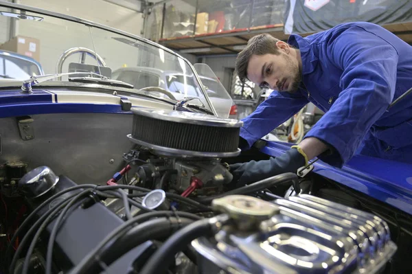 Lehrling Arbeitet Werkstatt Auto Motor — Stockfoto