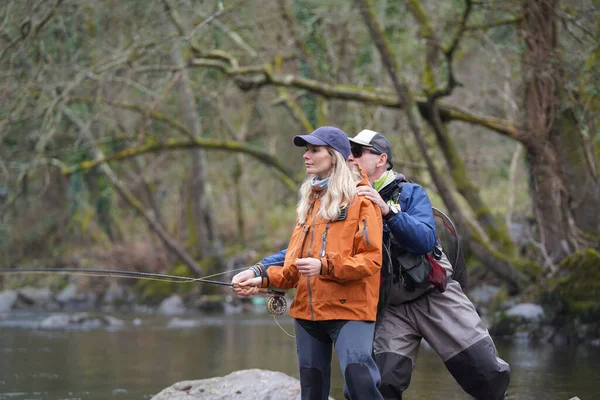 Une Jeune Femme Apprend Pêcher Mouche Avec Guide — Photo