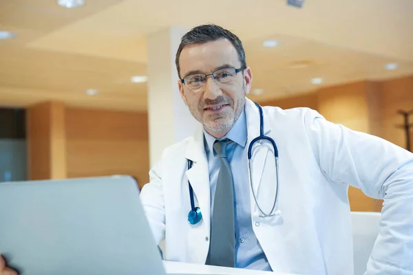 Ritratto Medico Lavoro Sorridente Alla Macchina Fotografica — Foto Stock