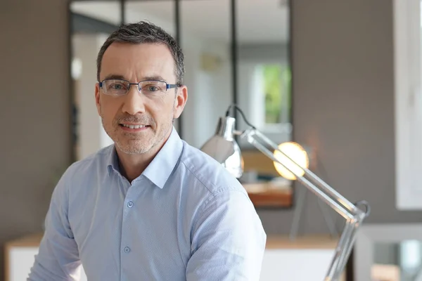 Retrato Hombre Mediana Edad Con Anteojos — Foto de Stock