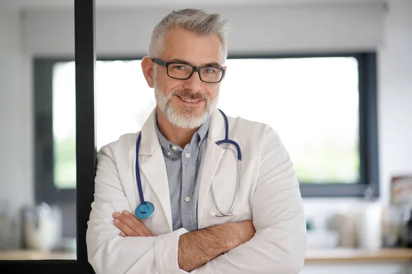 Retrato Médico Maduro Com Óculos — Fotografia de Stock