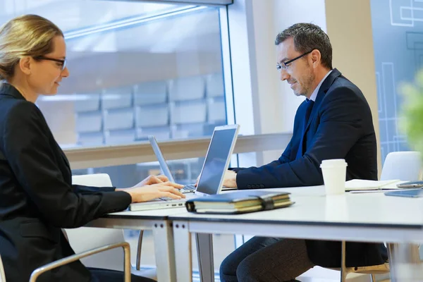 회의실에서 노트북으로 일하는 직원들 — 스톡 사진