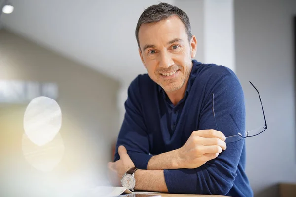 Retrato Homem Meia Idade Com Camisa Azul — Fotografia de Stock