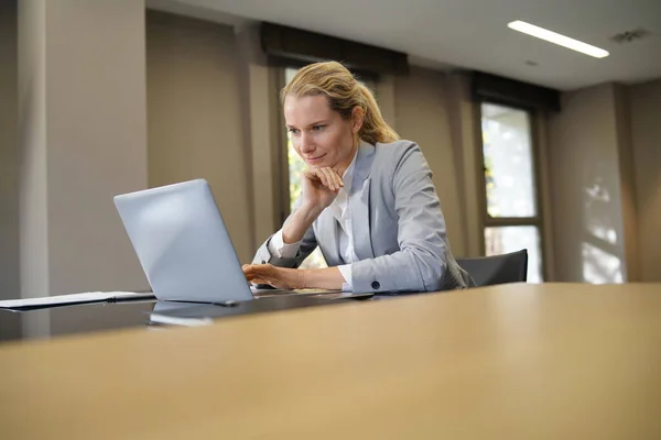 Femme Affaires Travaillant Sur Ordinateur Portable Dans Bureau Moderne — Photo