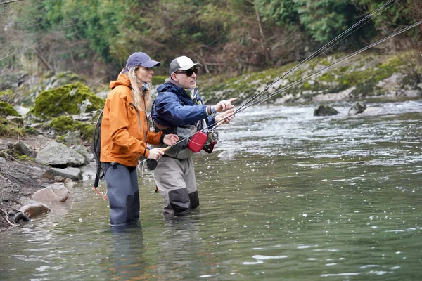 Jovem Aprendendo Voar Pesca Com Guia — Fotografia de Stock