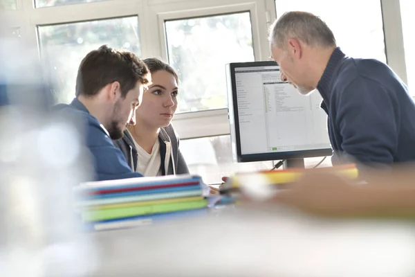 Jongeren Ontwerpbureau Met Instructeur — Stockfoto