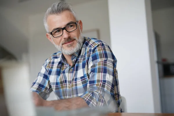 Uomo Che Lavora Casa Sul Computer Portatile — Foto Stock