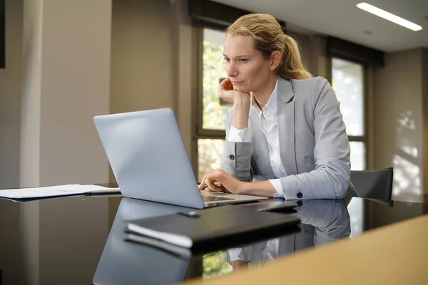 Modern Ofis Içinde Laptop Üzerinde Çalışan Kadını — Stok fotoğraf